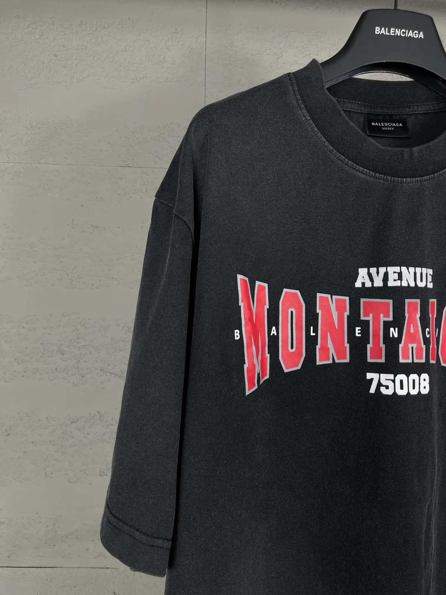 【 . Quality】BALENCI*GA/ .2024New Arrival 。 Montaigne T . . Authentic ， ！ ZP 。 260 ， . ， ，。 。 . ， 。 。 OS . Same Style ：BL 223360 : ， Size：XS. S. M. L